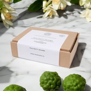 Zapachowe podgrzewacze sojowe w kartoniku z bergamotkami i kwiatami neroli w tle.