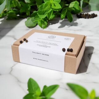 Zapachowe tealighty sojowe w opakowaniu z miętą i czarnym pieprzem.