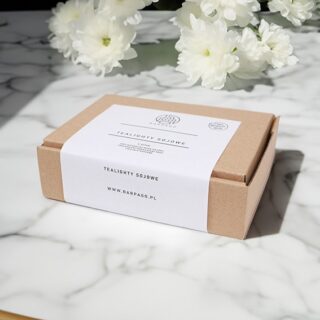 Orientalne tealighty zapachowe z białymi kwiatami i bambusem w tle.