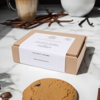 Tealighty zapachowe z wanilią, ciasteczkami w misce i rozsypaną kawą.